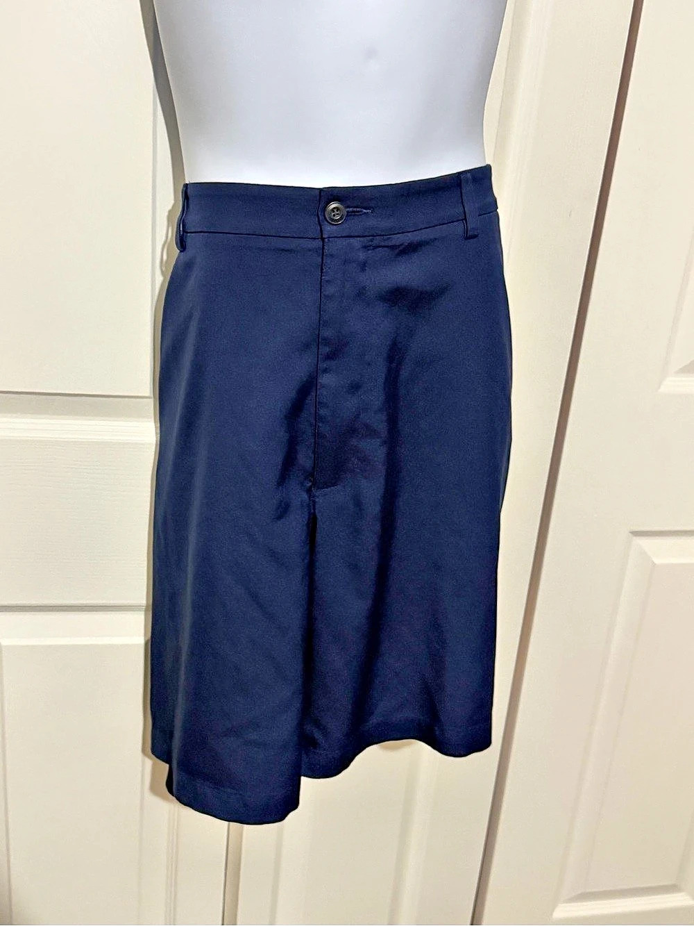 Round tree and Yorke Men's Blue Flat Front Shorts Like New 44b